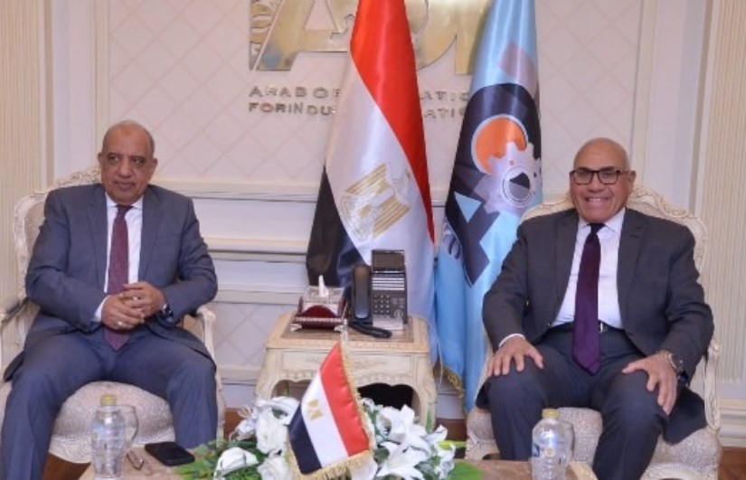 رئيس "العربية للتصنيع" ووزير الكهرباء يشهدان توقيع عقد إنشاء مشروع للألواح الشمسية