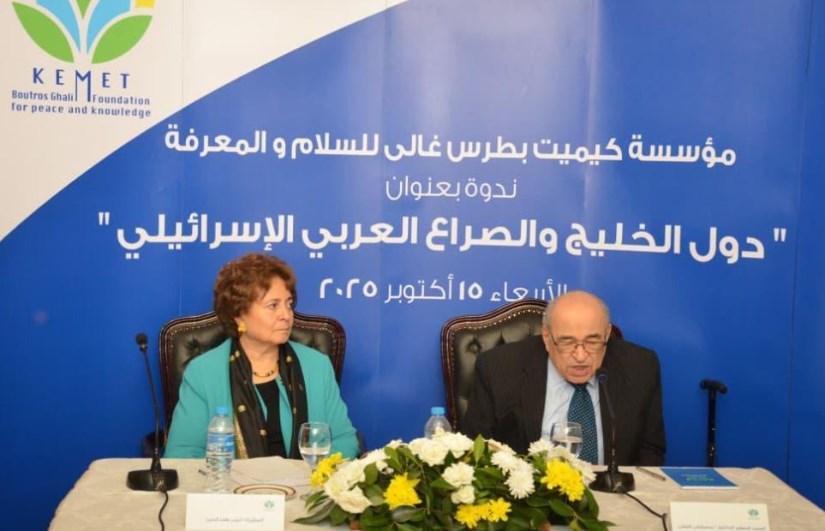 جانب من الندوة جانب من الندوة