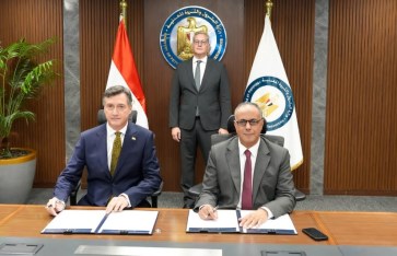 جانب من التوقيع 