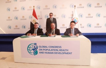 جانب من التوقيع 