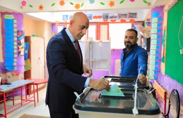 وزير التعليم يدلي بصوته