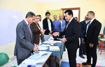 وزير الرياضة يدلي بصوته