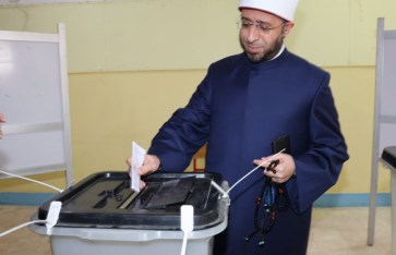 وزير الأوقاف يدلي بصوته
