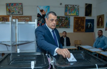 وزير الدولة للإنتاج الحربي يدلي بصوته