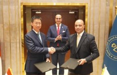 جانب من التوقيع 