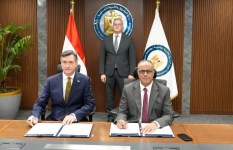 جانب من التوقيع 