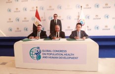 جانب من التوقيع 