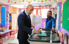 وزير التعليم يدلي بصوته