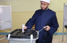 وزير الأوقاف يدلي بصوته