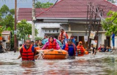 أعلنت الوكالة الوطنية لإدارة الكوارث في إندونيسيا، اليوم الأحد، ارتفاع حصيلة القتلى جراء الفيضانات