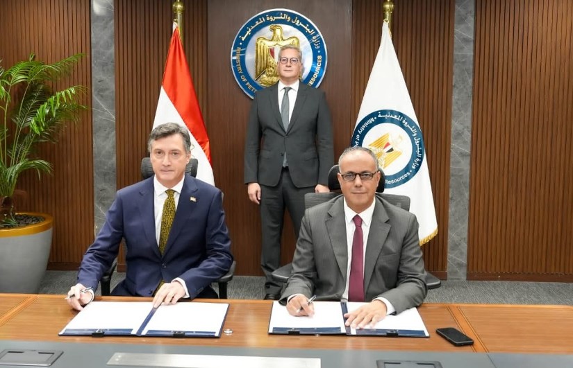 جانب من التوقيع 