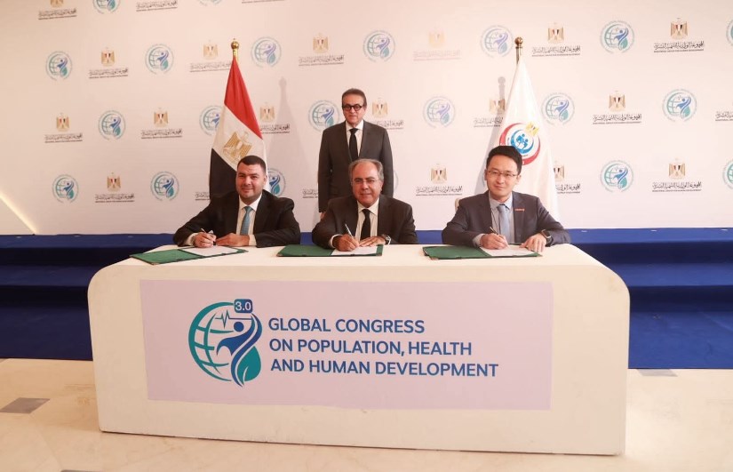 جانب من التوقيع 