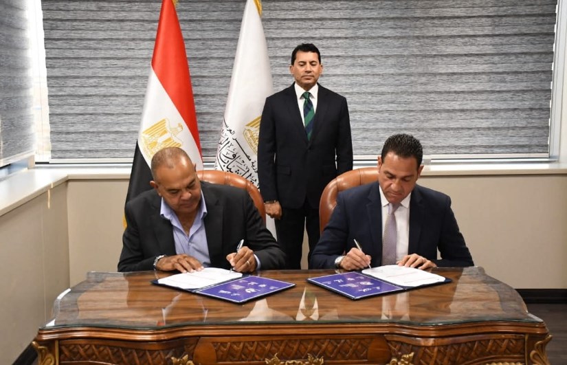 جانب من التوقيع 