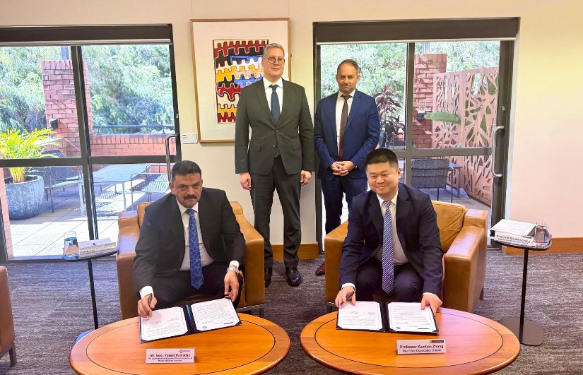 جانب من التوقيع 