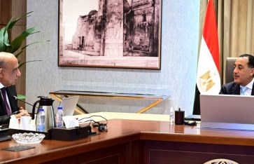 رئيس الوزراء وزير الكهرباء 