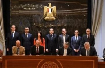 جانب من التوقيع 