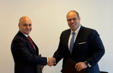 جانب من التوقيع 