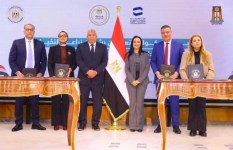 جانب من التوقيع 