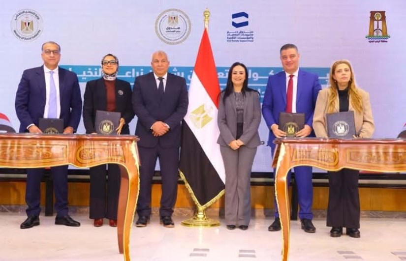 جانب من التوقيع 