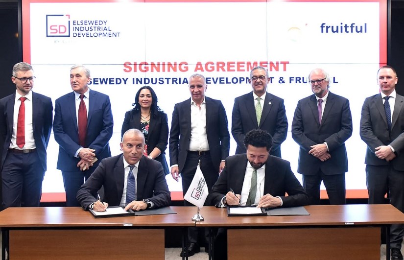 جانب من التوقيع 