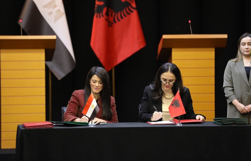 جانب من التوقيع 