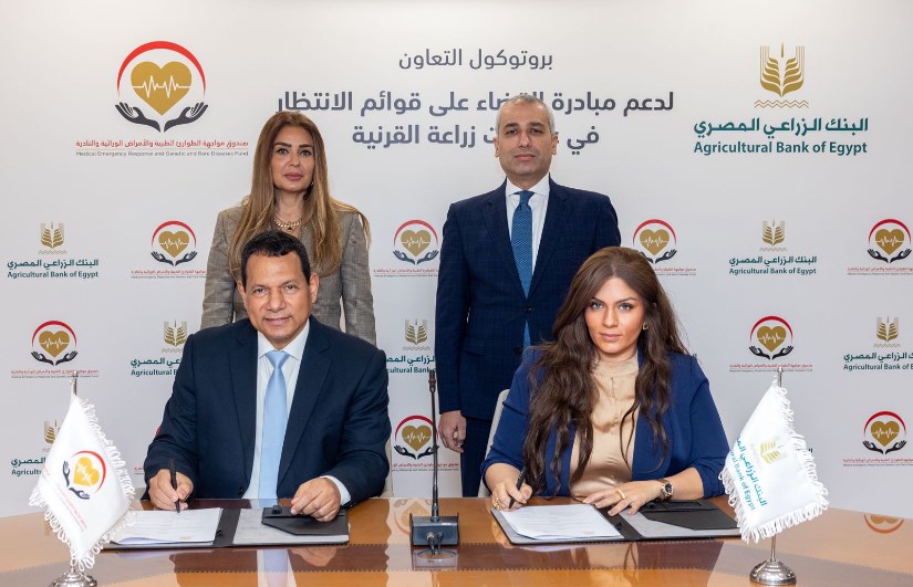 جانب من التوقيع 