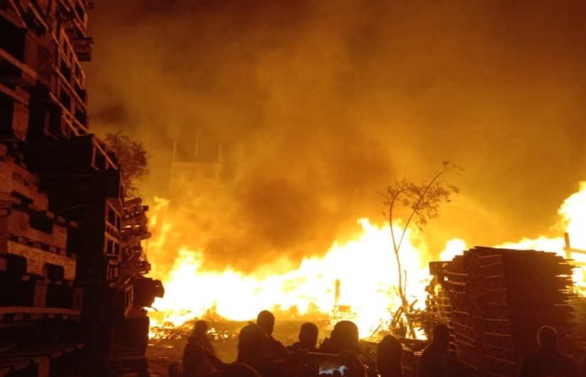 حريق مخزن خشب بالمرج