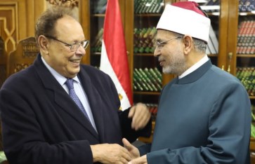 رئيس اليمن الأسبق يؤدي واجب العزاء لرئيس جامعة الأزهر في وفاة والده