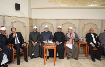 وكيل الأزهر ومفتي الجمهورية ورئيس الجامعة يؤدون واجب العزاء في وفاة والدة نائب رئيس جامعة الأزهر