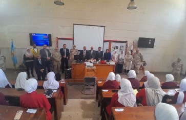 نائب رئيس جامعة الأزهر يواصل متابعته لدورات التربية الوطنية ويشيد بوعي الطالبات