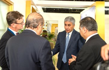 وزير السياحة والآثار يواصل لقاءاته المهنية في معرض سوق السفر العربي بدبي ويبحث تعزيز التعاون مع شركات طيران