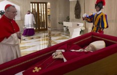  البابا فرنسيس فى نعشه الخشبي