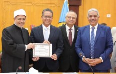 تكريم مدير مركز التميز الدولي بالأزهر لاختياره مقررًا للجنة العليا للتطوير المهني بالمجلس الصحي المصري