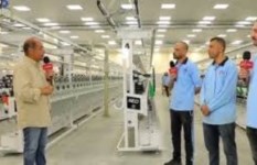 عمال مصنع الغزل والنسيج