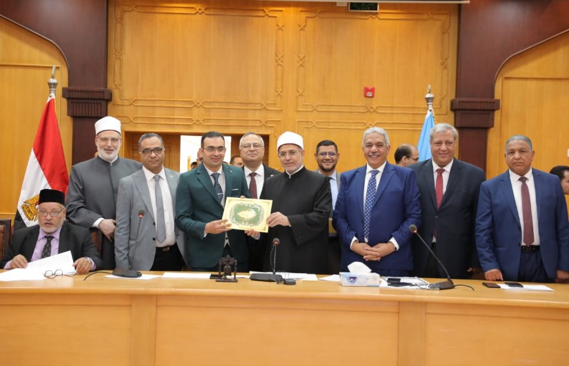 مجلس جامعة الأزهر يكرم عددا من الأساتذة والأطباء بمستشفيات الجامعة مجلس جامعة الأزهر يكرم عددا من الأساتذة والأطباء بمستشفيات الجامعة