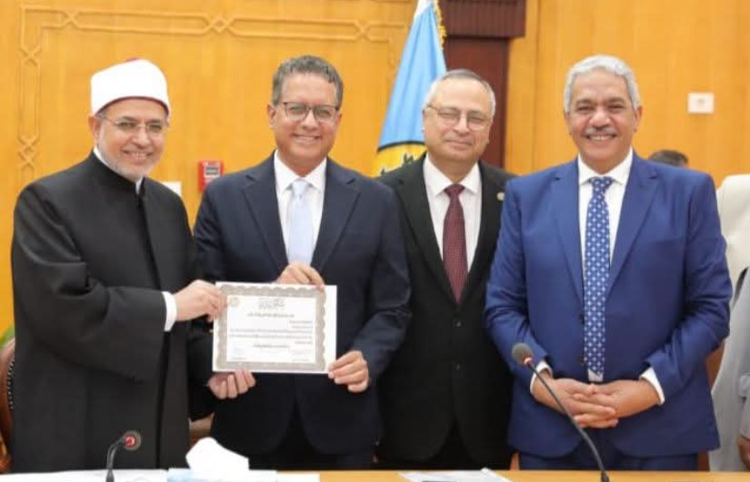 تكريم مدير مركز التميز الدولي بالأزهر لاختياره مقررًا للجنة العليا للتطوير المهني بالمجلس الصحي المصري تكريم مدير مركز التميز الدولي بالأزهر لاختياره مقررًا للجنة العليا للتطوير المهني بالمجلس الصحي المصري