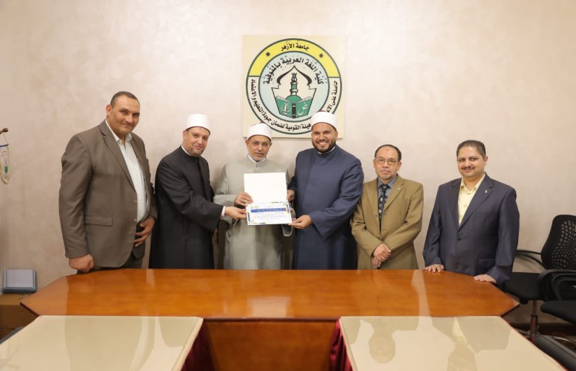 رئيس جامعة الأزهر يكرم خريجي دورة الأكاديمية العسكرية من أبناء كلية اللغة العربية رئيس جامعة الأزهر يكرم خريجي دورة الأكاديمية العسكرية من أبناء كلية اللغة العربية