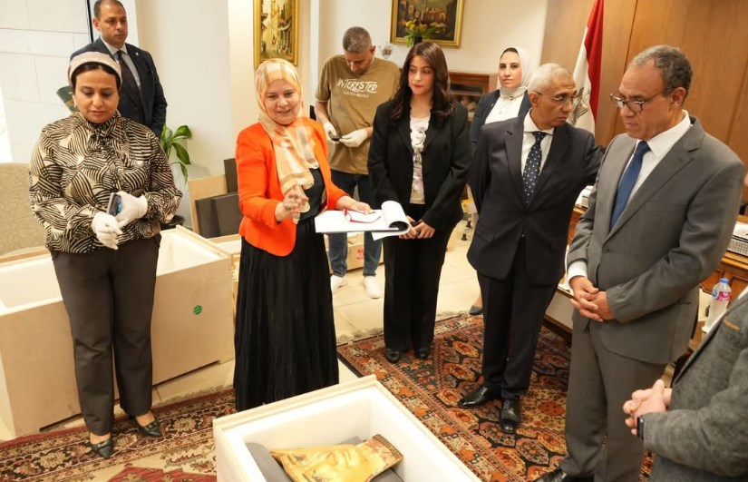 وزير الخارجية يشارك في إجراءات لجنة تسلم الأثار المشكلة من وزارة الخارجية ووزارة السياحة والأثار وزير الخارجية يشارك في إجراءات لجنة تسلم الأثار المشكلة من وزارة الخارجية ووزارة السياحة والأثار