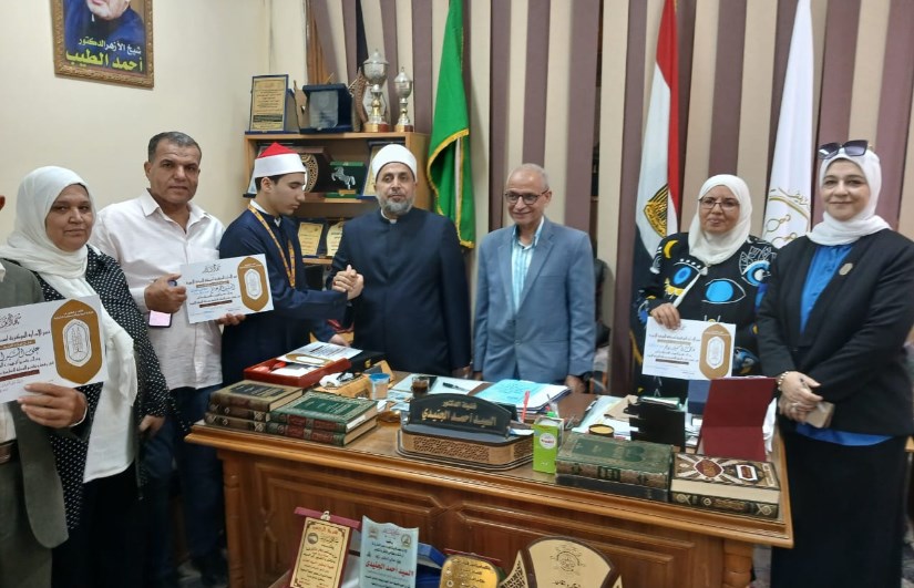 "الجنيدي " يكرم محمد الشحات لحصولة على المركز الأول في مسابقة تحدي القراءة "الجنيدي " يكرم محمد الشحات لحصولة على المركز الأول في مسابقة تحدي القراءة