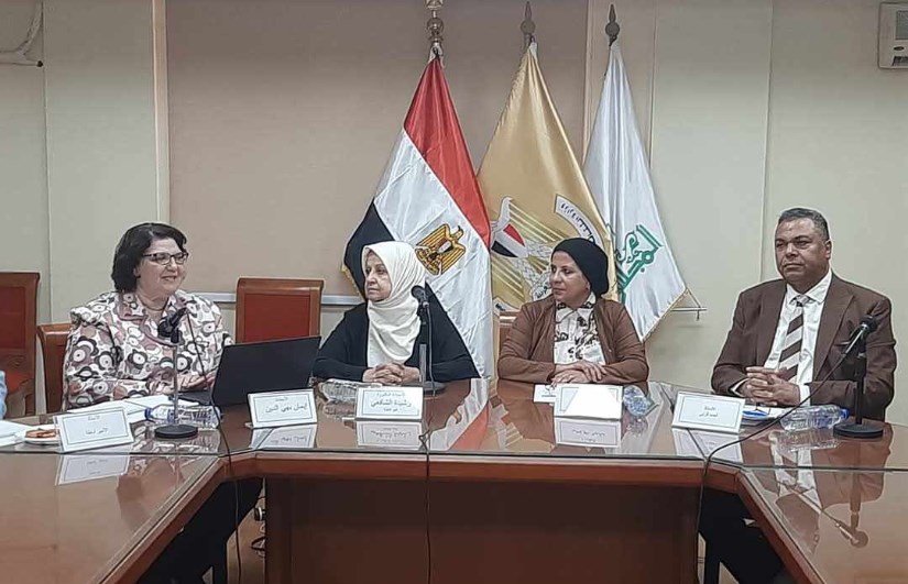 جانب من الندوة جانب من الندوة