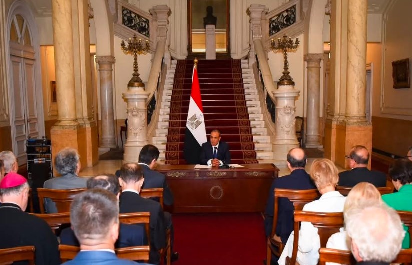 جانب من الاجتماع جانب من الاجتماع