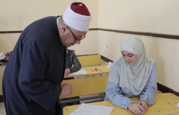 رئيس قطاع المعاهد الأزهرية يتفقّد لجنة امتحانات طلاب فلسطين 