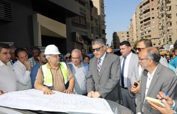 محافظه الجيزه يتفقد مشروع الصرف الصحي بكفر طهرمس 