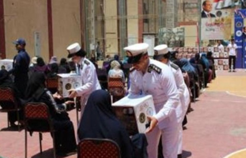 الداخلية توزع عبوات غذائية الداخلية توزع عبوات غذائية