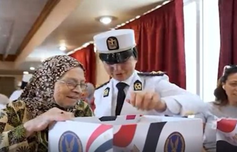الداخلية تحتفل مع كبار السن بعيد الأضحى الداخلية تحتفل مع كبار السن بعيد الأضحى