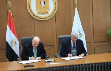 جانب من التوقيع 