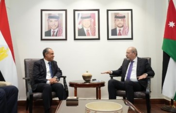 جانب من المباحثات 