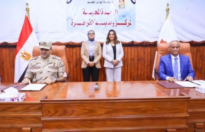 جانب من التوقيع 