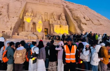 الشمس تتعامد على وجه تمثال الملك رمسيس الثاني في أبوسمبل