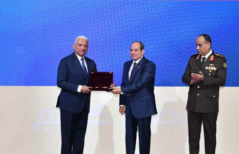 الرئيس السيسي يكرم وزير الدفاع السابق